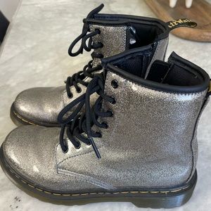 Dr. Martens
JUNIOR 1460 GLITTER LACE UP BOOTS YOUTH SZ 3 GUNMETAL GLITTER